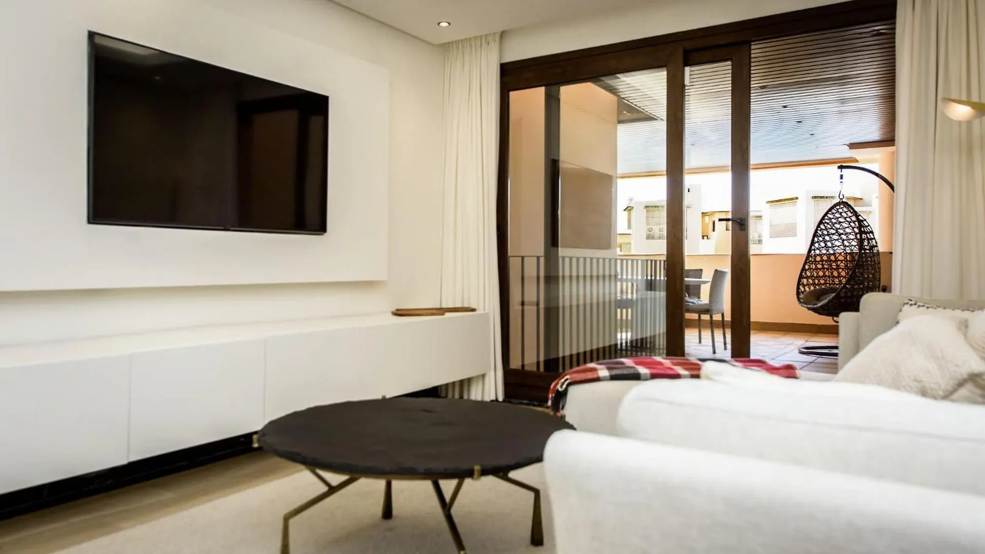Seaview Elegance Apartment - 에스테포나