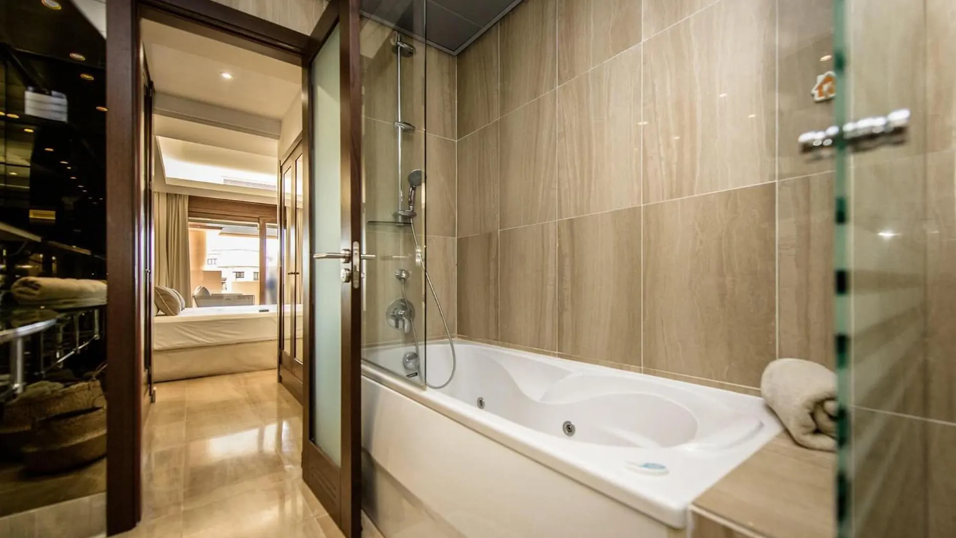 Seaview Elegance Apartment - 에스테포나