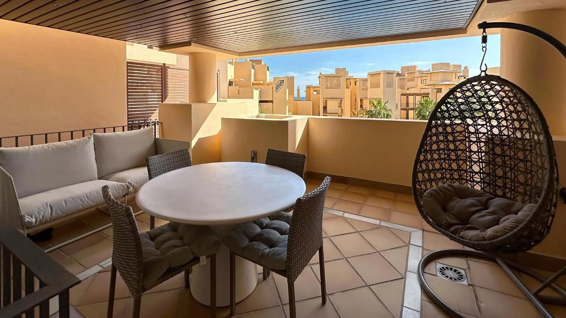 Seaview Elegance Apartment - 에스테포나